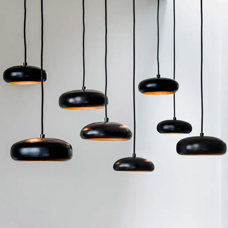 Gruppe mit 8 unregelmäßig abgerundeten LED-Pendelleuchten GALET NOIR Online Kaufen