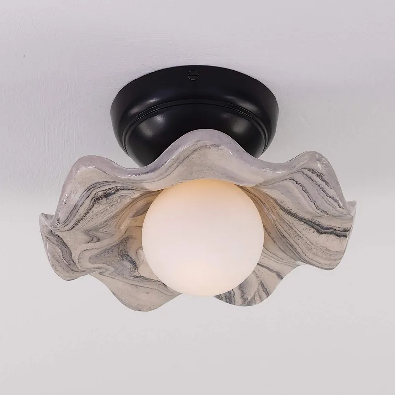 Blüten-Deckenleuchte mit gewelltem Schirm aus marmorierter Keramik, Ø 21 cm Sofort Bestellen
