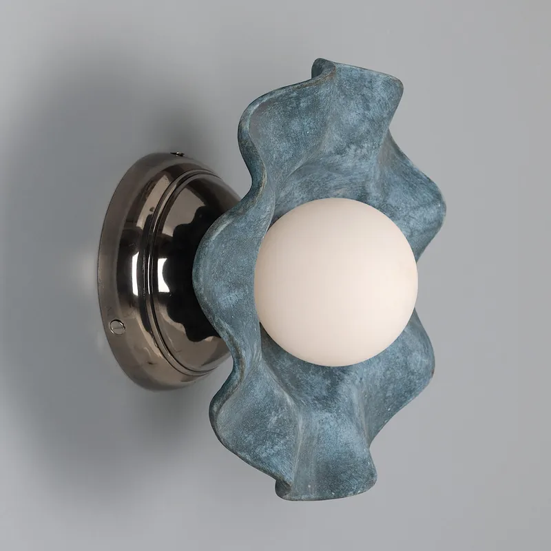 Blüten-Wandleuchte mit gewelltem Schirm aus blauer Keramik Zertifiziert